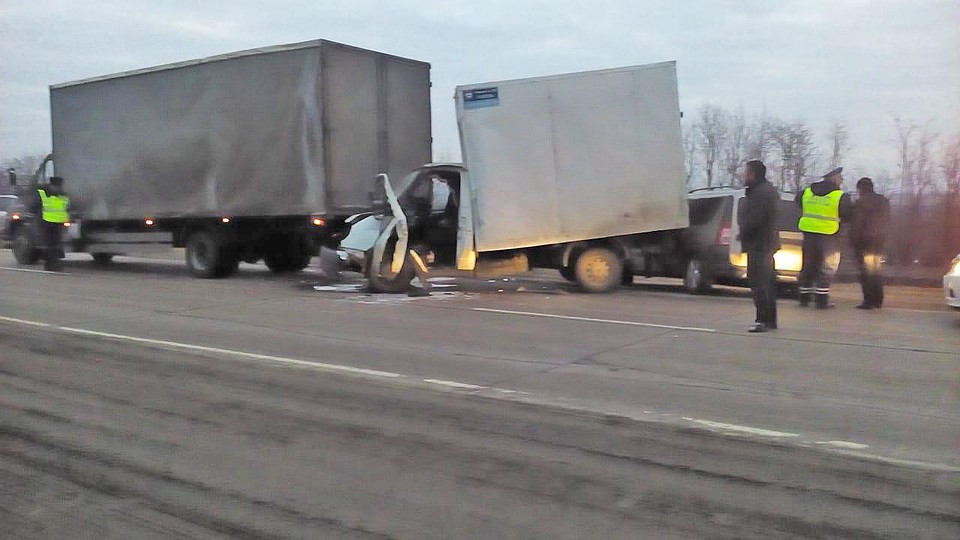 На трассе один за другим столкнулись три автомобиля