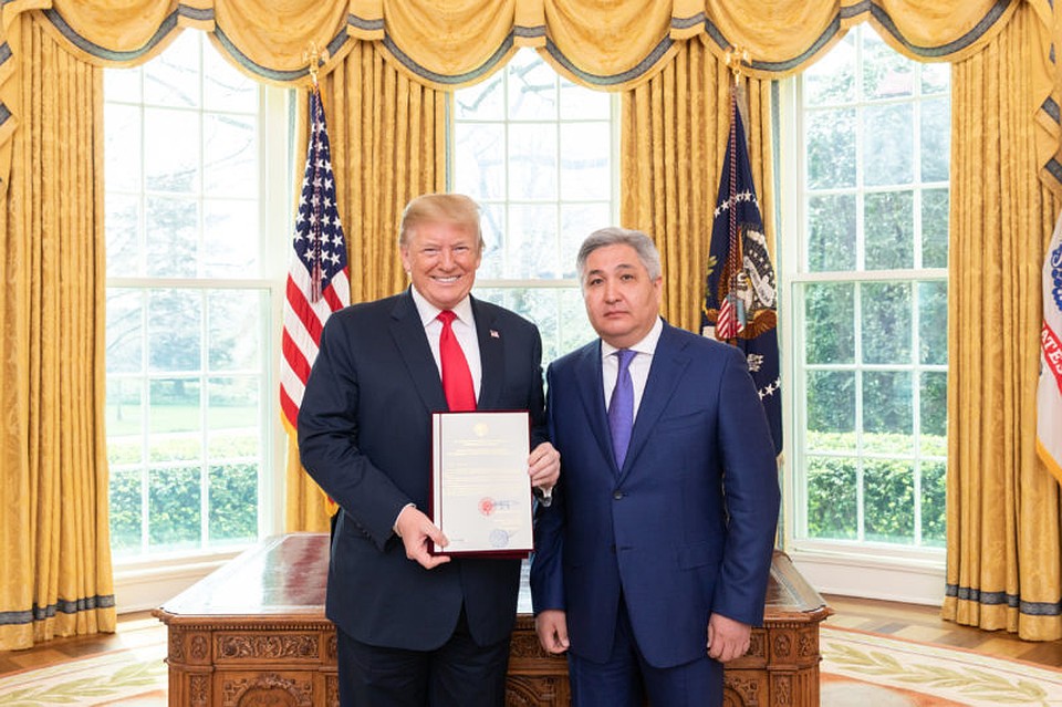 Посол Кыргызстана Болот Отунбаев вручил Дональду Трампу верительные грамоты