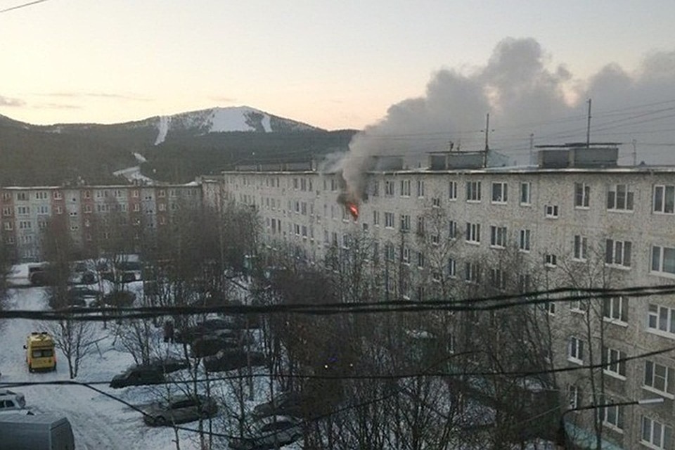 При пожаре в Кандалакше погибла пожилая женщина. Ее муж пострадал легко и лишь ненадолго попал в больницу. Фото: vk.com/kandaone