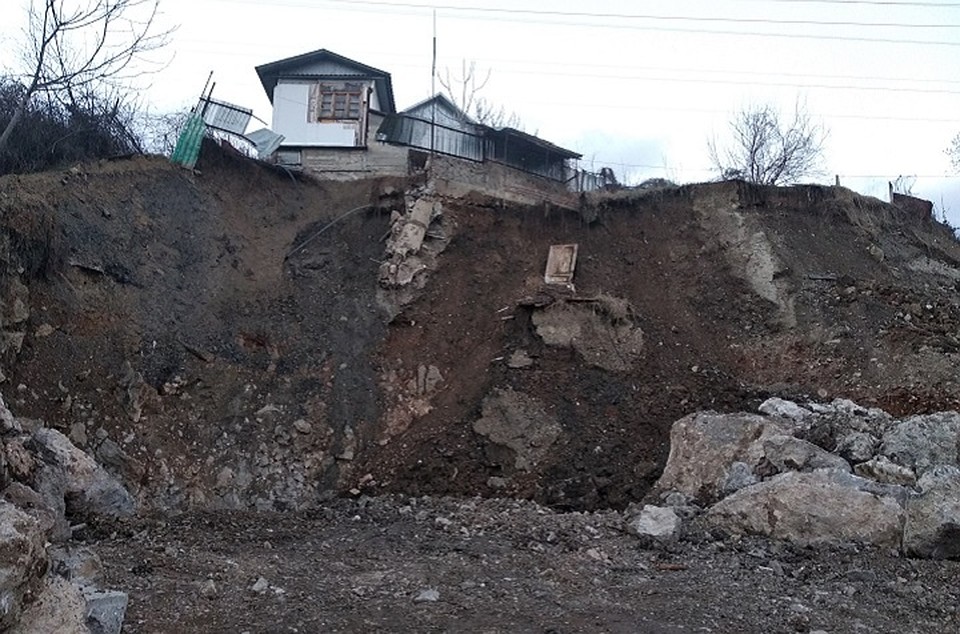 Дом оказался на краю обрыва. Фото: Яна Коваленко
