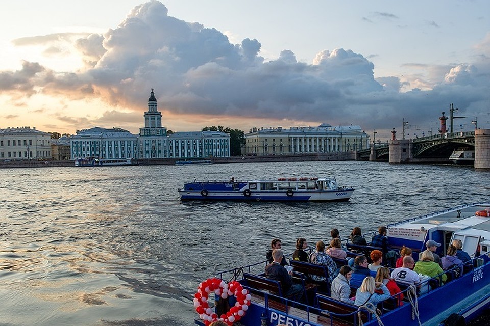 В ближайшие выходные на Неву и водные пути Петербурга вернутся прогулочные катера.