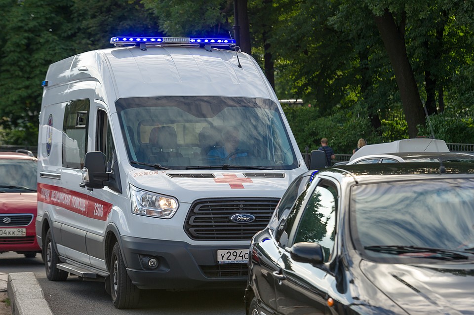 В Петербурге сбитый школьник проехал на капоте 10 метров