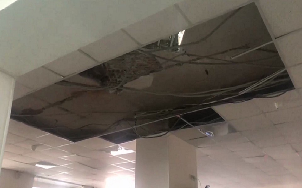 В одной из московских школ обрушилась часть потолка.