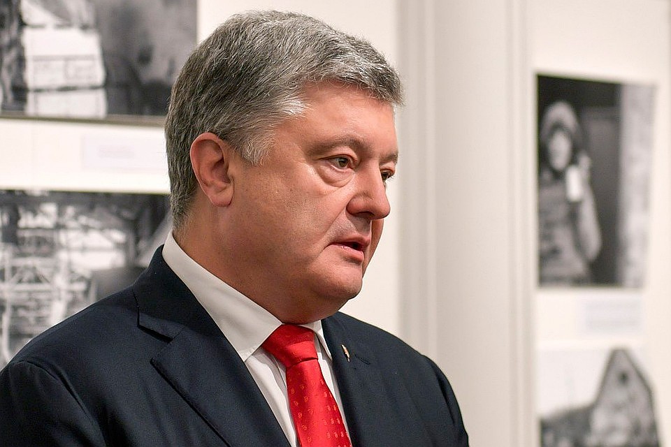 Штаб Порошенко опроверг причастность к ролику, на котором Зеленского сбивает фура
