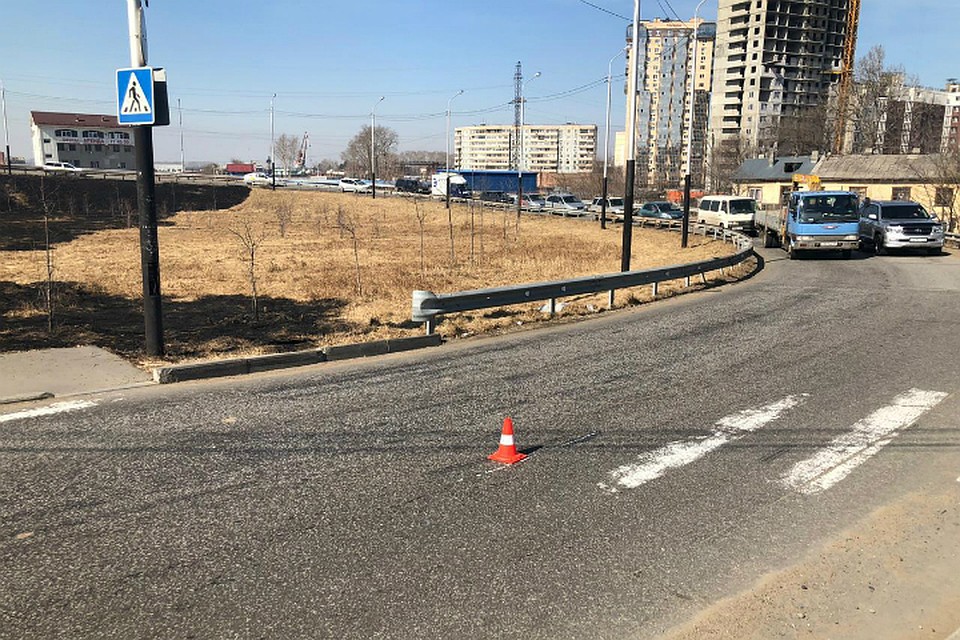 В Хабаровске неизвестный водитель сбил девушку на «зебре»
