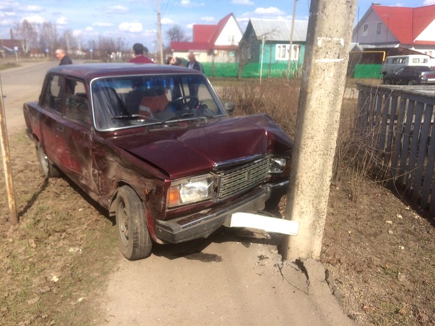 После столкновения авто влетело в бетонную опору