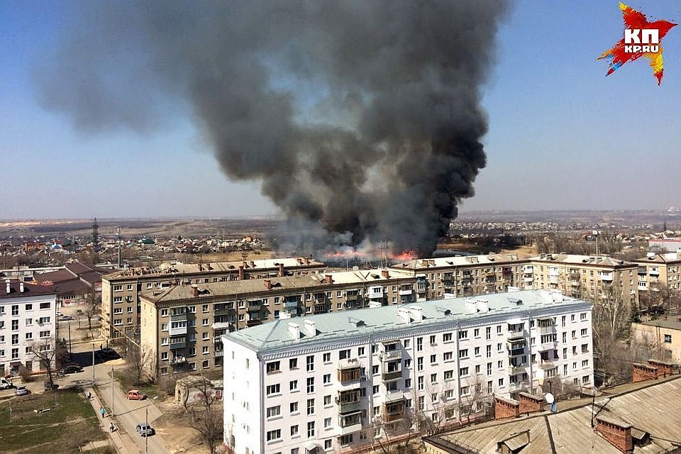 В карьере ЖКО коммунальщики под надзором спасателей уже выжгли сухую растительность.