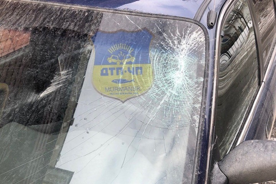 Управляющая компания пообещала возместить ущерб от удара сосулькой по лобовому стеклу. Фото: vk.com/murmansk_dtp