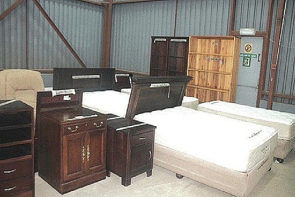 Добротный, красивый диван можно купить за 100 долларов. Фото: facebook.com/U.S.EmbassyMoldova
