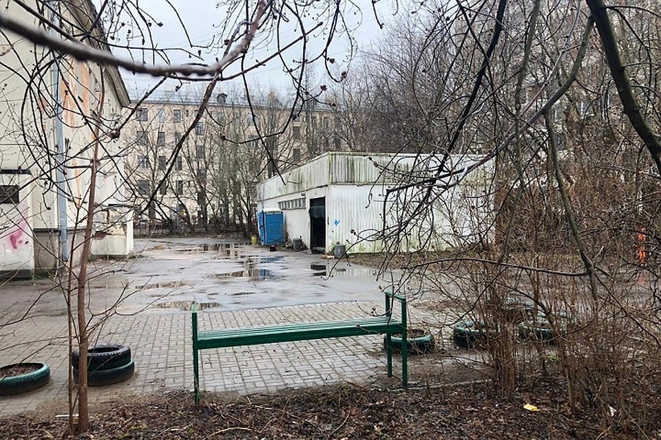 Старое здание автосервиса больше не будет мешать детсадовцам. Фото: Комитет по контролю за имуществом СПб.