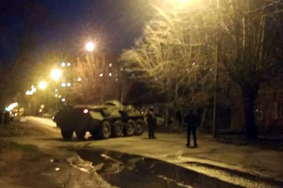 Улицу в частном секторе, где скрывались бандиты блокировали боевой техникой