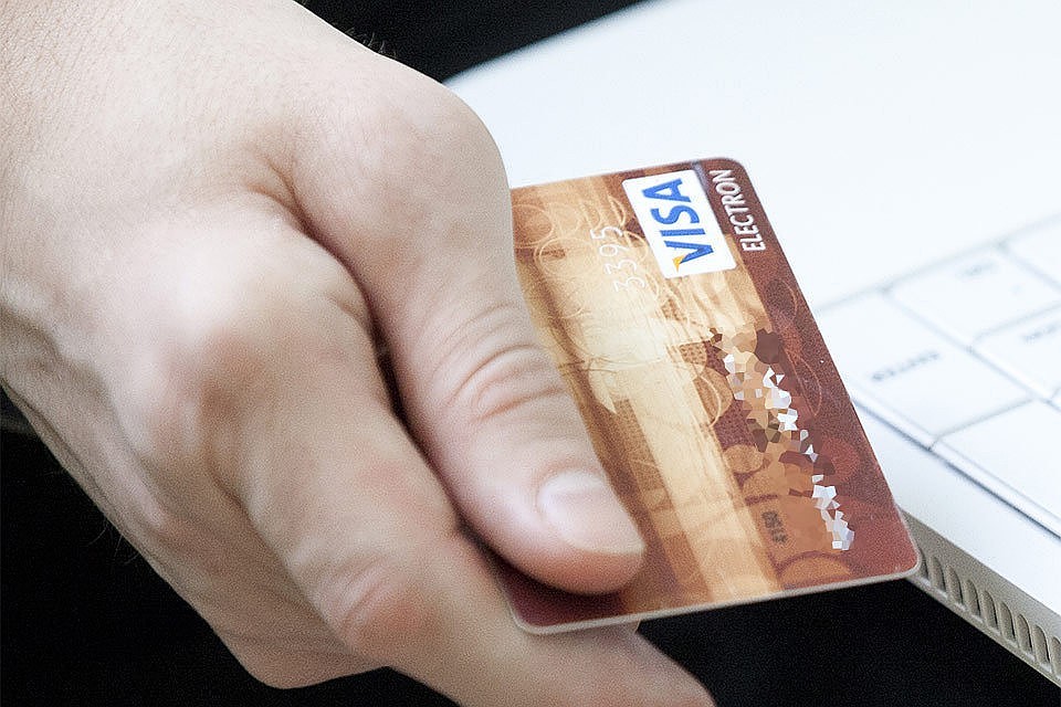 Международная платежная система Visa увеличила до 3000 рублей максимальную сумму платежей, для совершения которых не нужно вводить ПИН-код