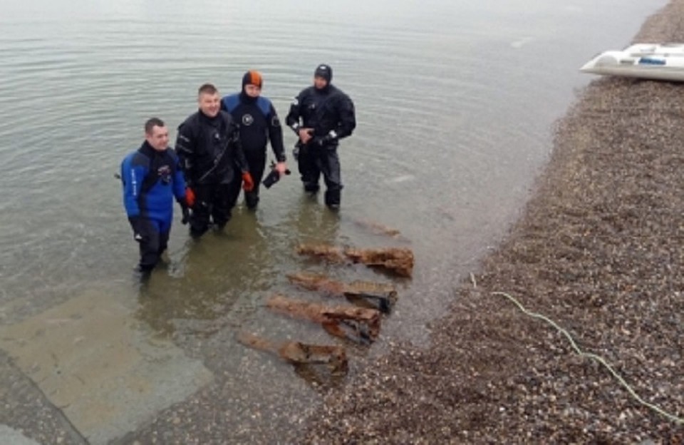 Бомбы вытащили из воды. Фото: пресс-служба ГУ МЧС России по г. Севастополь.
