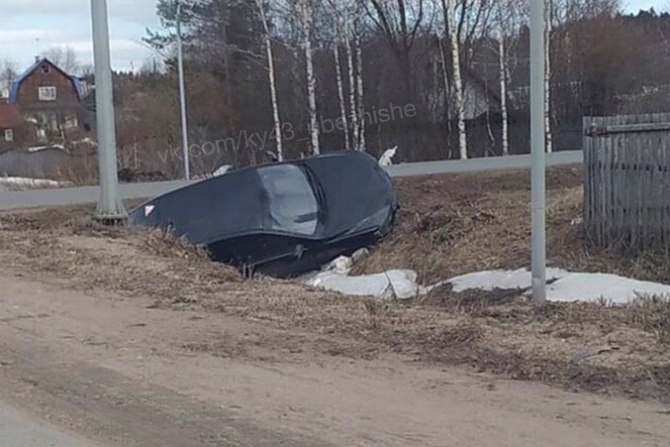 Судя по фотографиям, машина пострадала несильно. Что стало с водителем - неизвестно. Фото: vk.com/ky43_ubezhishe