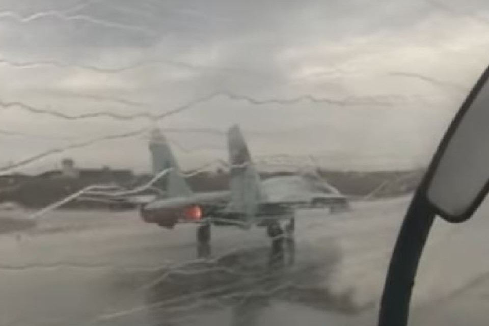 Минобороны опубликовало видео взлета истребителей Су-27СМ в условиях проливного дождя. Фото с видео