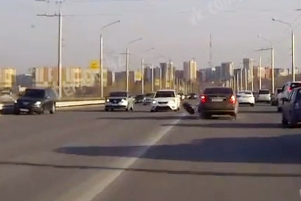 Отлетевшее колесо повредило чудом лишь одну машину. ФОТО: кадр видео vk.com, "Регион 42".