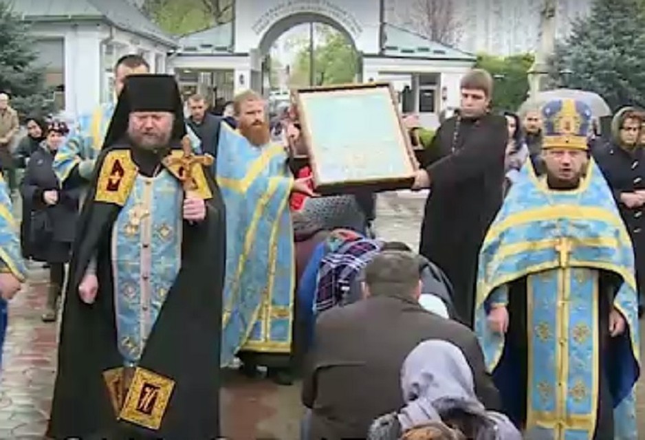Встречали чудотворный лик десятки верующих. Фото: скриншот из видео