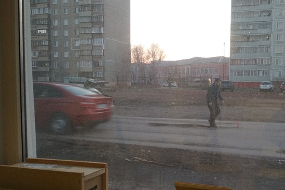 Автомобилист ремонтирует дороги в Копейске. Фото: Антон Самохвалов.