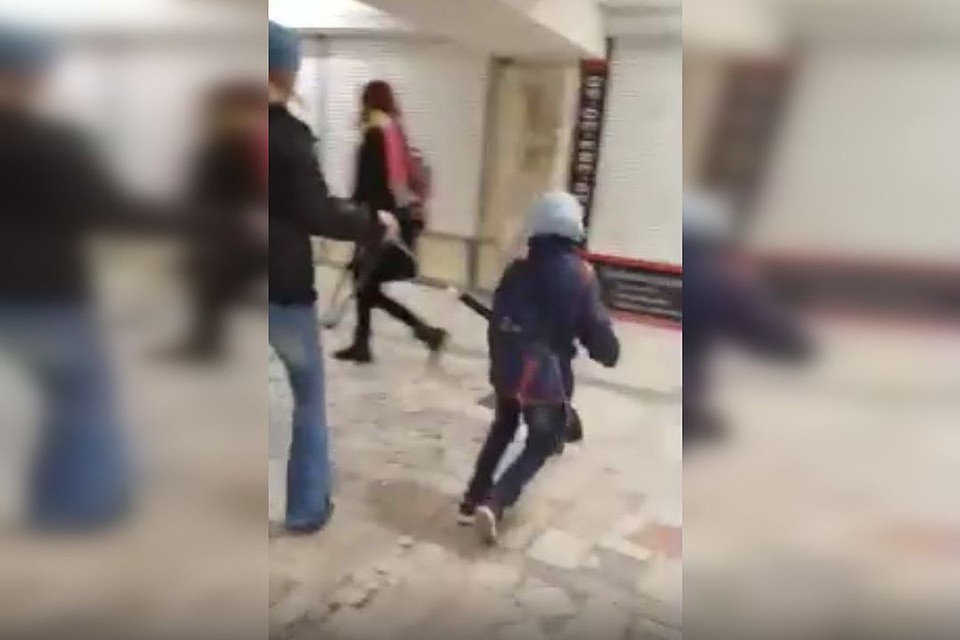 Женщина шла в метро в ребенком на поводке. Стоп-кадр с видео.