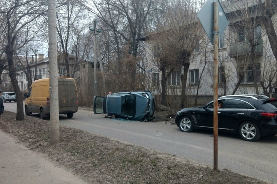 Произошло тройное столкновение Фото: vk.com/ «Подслушано у водителей. Тверь»/ Геннадий Мостовой
