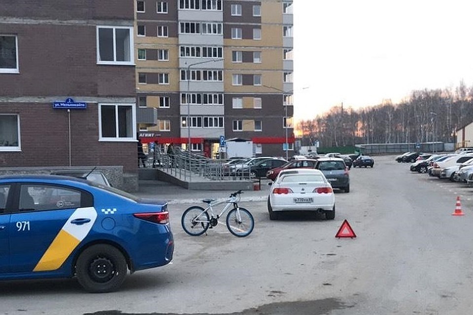 На парковке по улице Мельникайте в Тюмени водитель "КИА" сбил мальчика на велосипеде. Фото ГИБДД Тюменской области