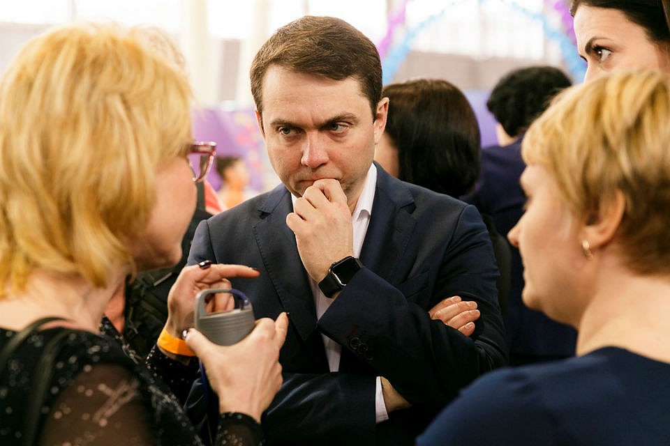 Андрею Чибису не понравилось, что почти пять миллионов рублей потратят не на медицину, а на дорогие машины.