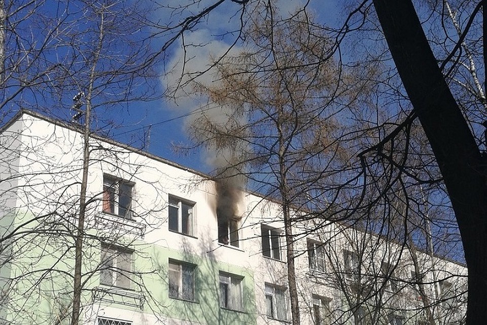 В Петербурге пожарные спасли людей из горящей квартиры