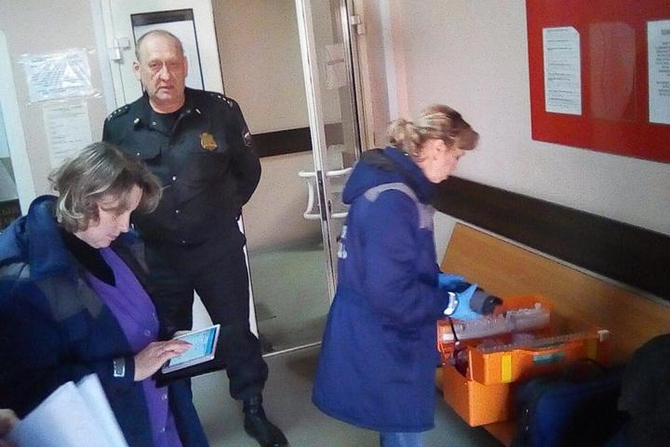 Пристав оказал первую помощь мужчине