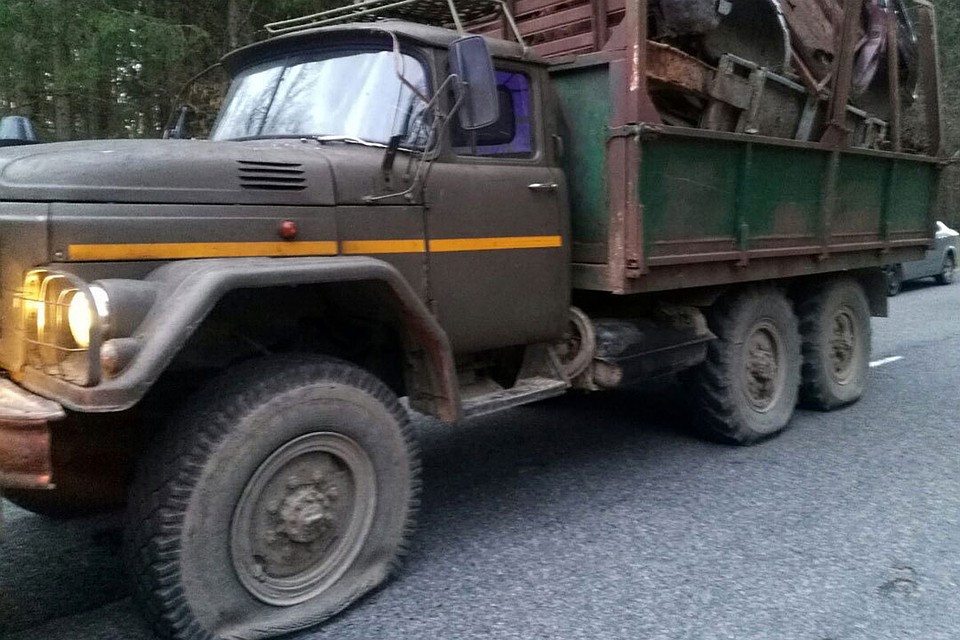 Грузовой ЗИЛ-131 был с верхом загружен ломом черного металла. Фото: gomel.mvd.gov.by