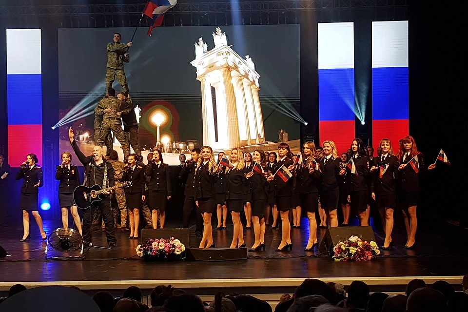 Денис Майданов в Волгограде спел с полицейскими.