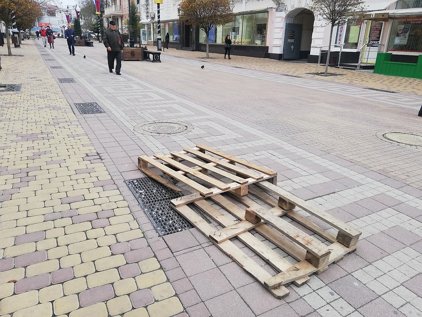 Глубина провала около 40 см.