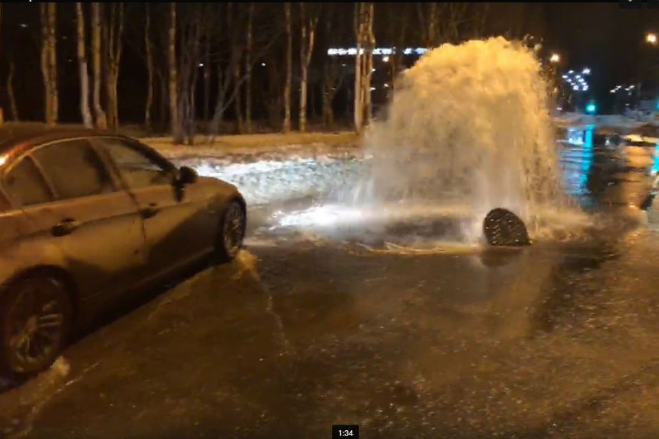 Спонтанный фонтан забил на улице Морская прямо посреди дороги. Фото: скриншот видео