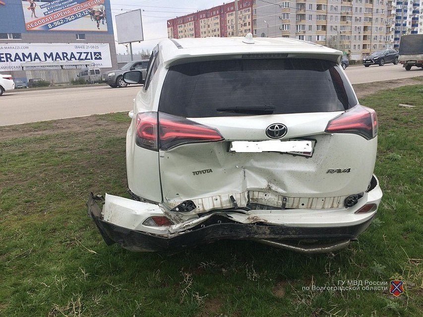 В ДТП пострадали три иномарки и отечественная легковушка.