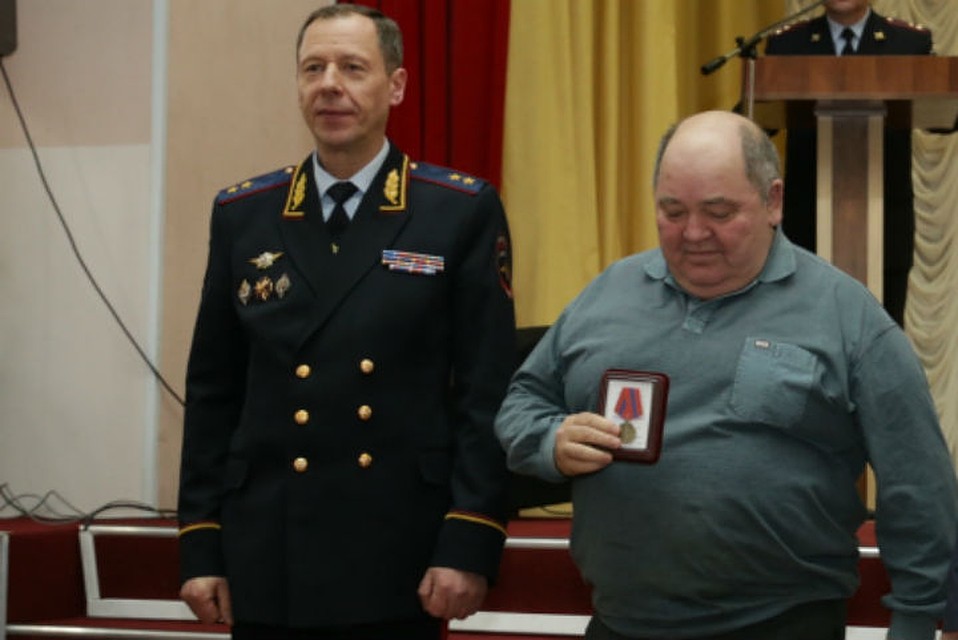 Сергей Кузьмин (справа) получил награду из рук начальника ГУ МВД России по Приангарью генерал-лейтенанта Андрея Калищука. Фото: пресс-служба ГУ МВД России по Иркутской области.