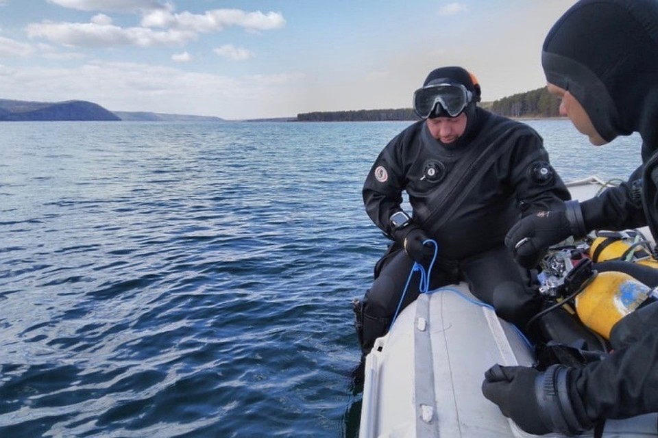 Водолазы нашли тело второго рыбака, который погиб на Иркутском водохранилище. Фото: пресс-служба Байкальского поисково-спасательного отряда.