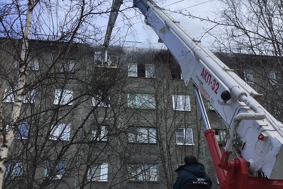 С помощью аварийной люльки спасатели проникли в квартиру на 5-м этаже, где случился пожар. Фото: Татьяна Ткаченко