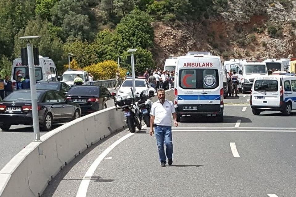 В Португалии перевернулся туристический автобус