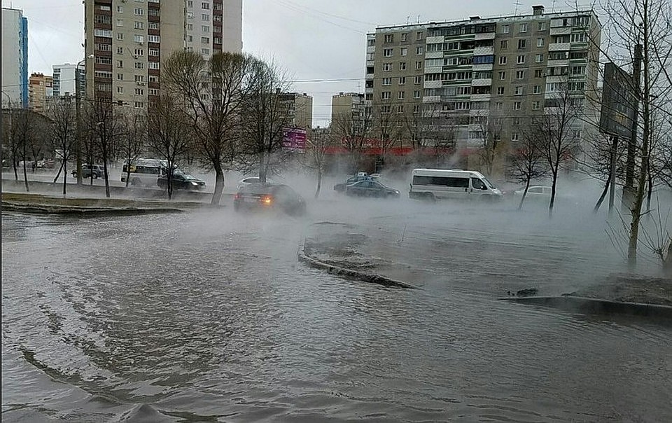 Воды было по колено и на дороге, и на тротуарах. Фото: "Регион-74"/vk.com