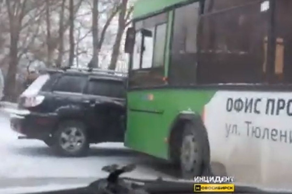 В городе отмечают сегодня многочисленные аварии. Стоп-кадр с видео "Инцидент.Новосибирск".