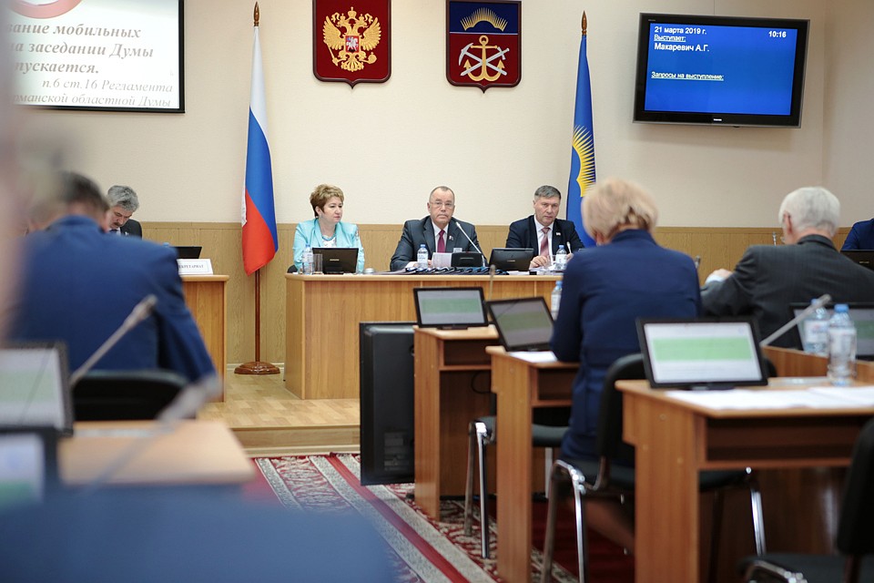 В областнйо Думе хоятт освободить парламенатриев на селе от отчетов о доходах. Фото: Мурманская областная Дума