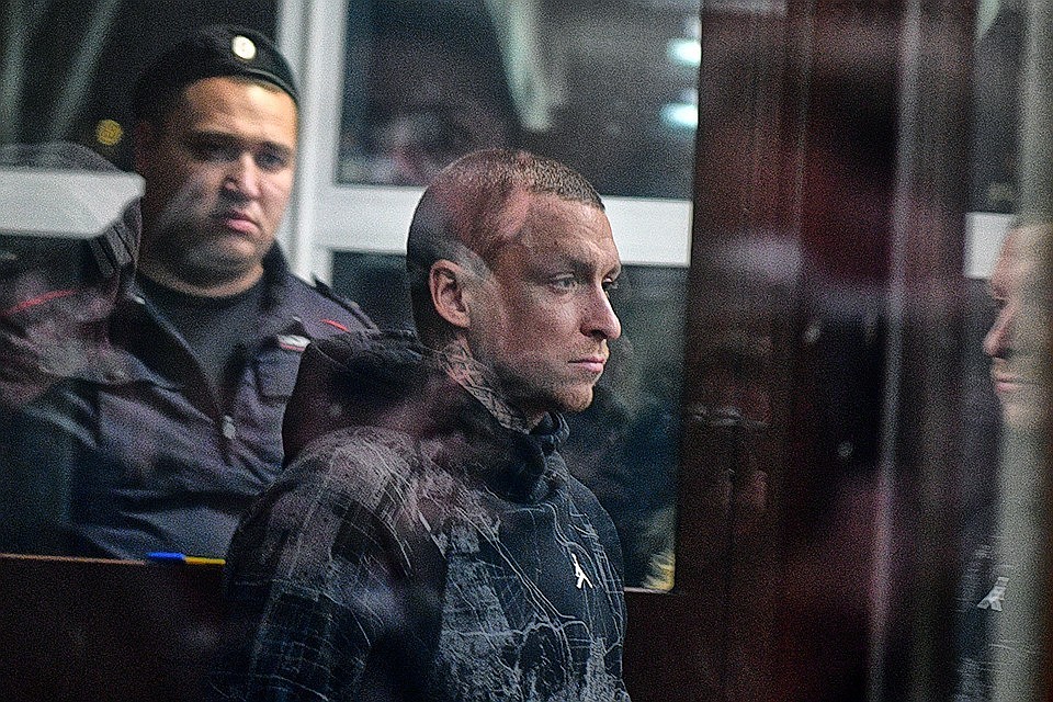 В суде стали смотреть видео. Подробно и с остановками на каждом интересном кадре