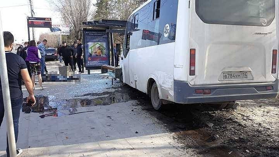 В аварии пострадали два пассажира маршрутки, пешеход погиб на месте. Фото: Алексей Шабаршов