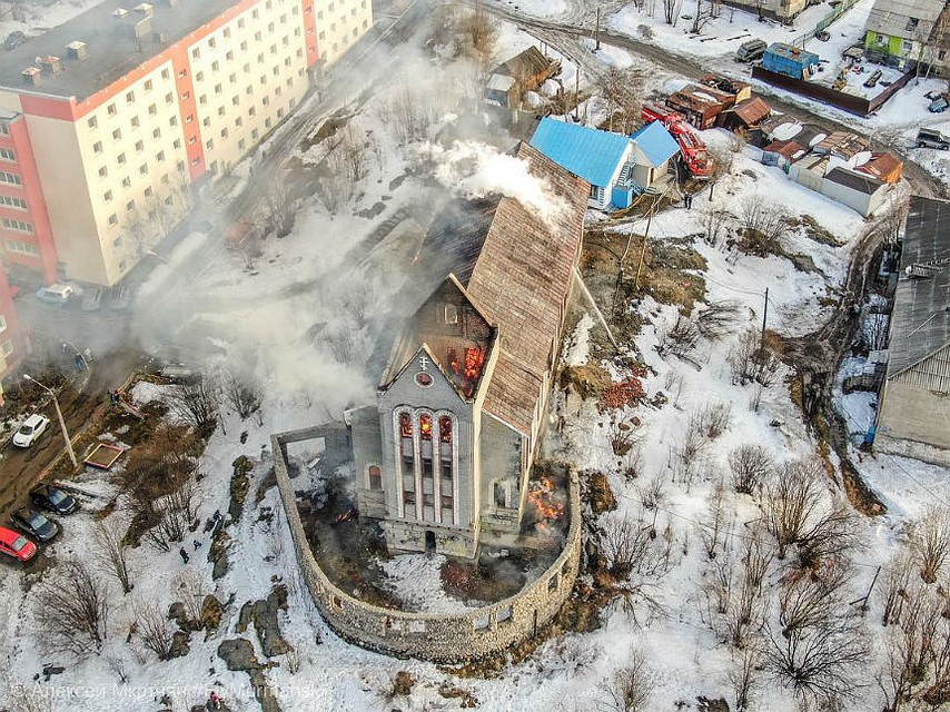 Церковь на Жилстрое из-за пожара назвали мурманским Нотр-Дамом. Фото: Алексей Мкртчян