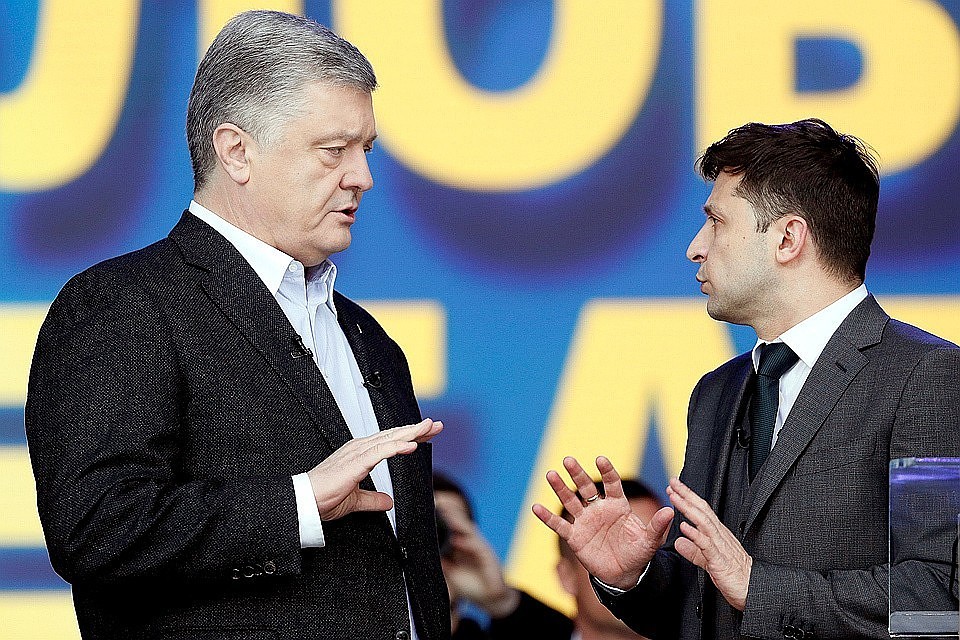 Петр Порошенко (слева) и Владимир Зеленский перед началом дебатов.