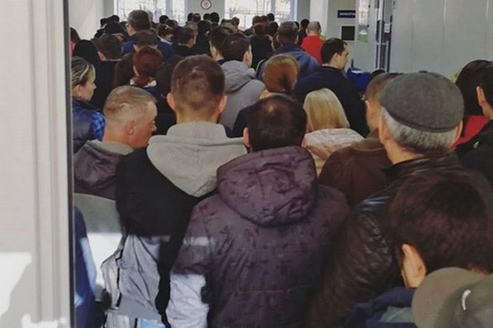 В здании станции переливания крови собралась огромная толпа желающих стать донорами