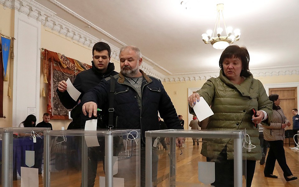 Два человека умерли на избирательных участках во время выборов на Украине