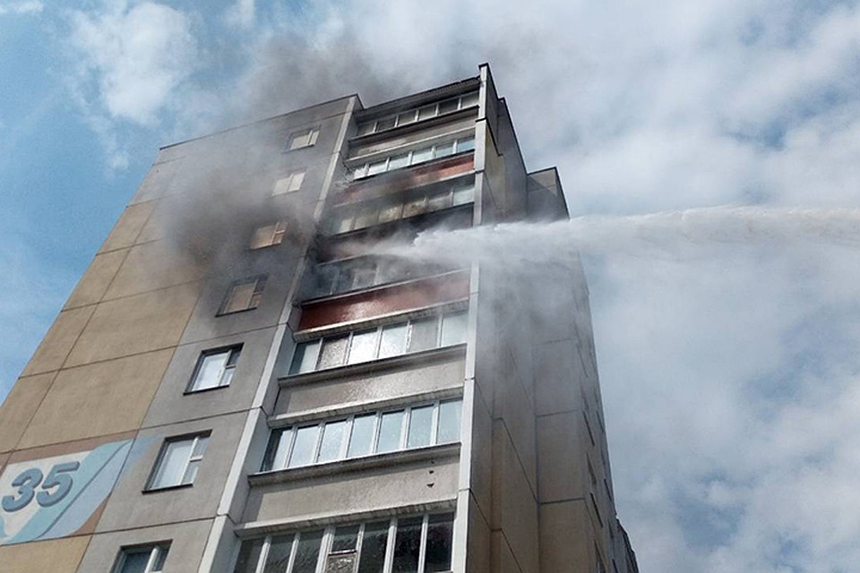 В Минске спасли на пожаре женщину с пятилетней дочерью, еще 12 человек эвакуировали. Фото: МЧС.