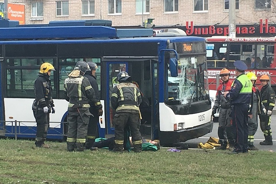 Утром 23 апреля мужчина погиб под колесами троллейбуса