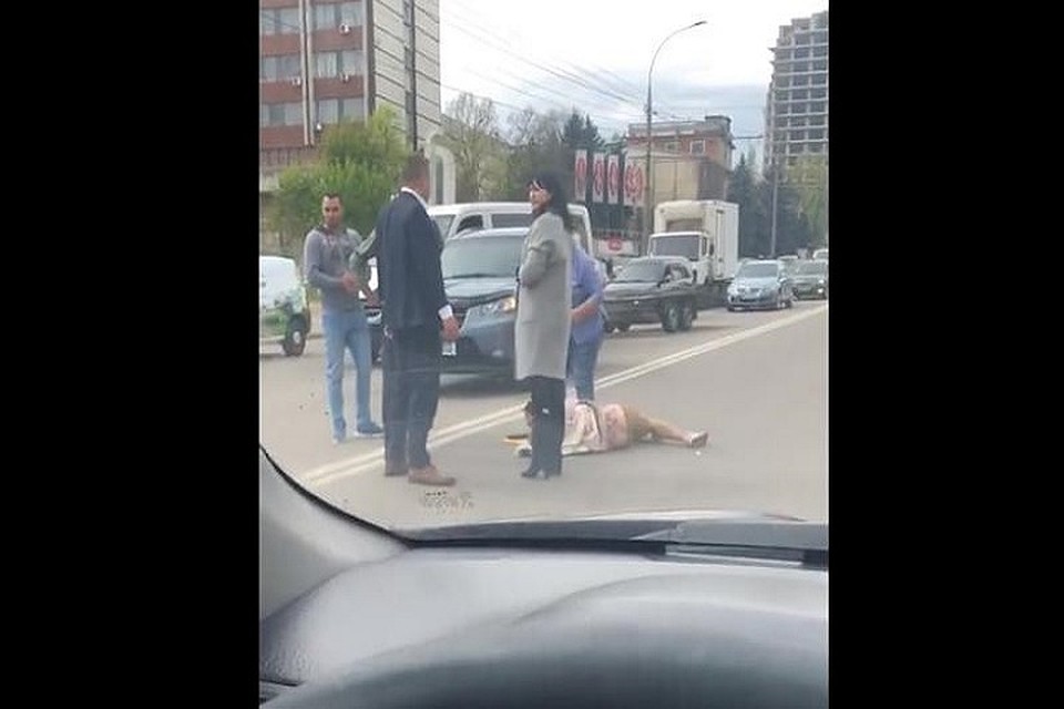 Удар был такой силы, что пострадавшая осталась лежать на дороге неподвижно. Фото: скриншот из видео