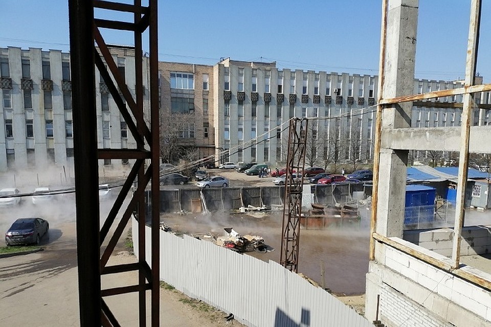 В Петербурге на Ленинском прорвало трубу с горячей водой